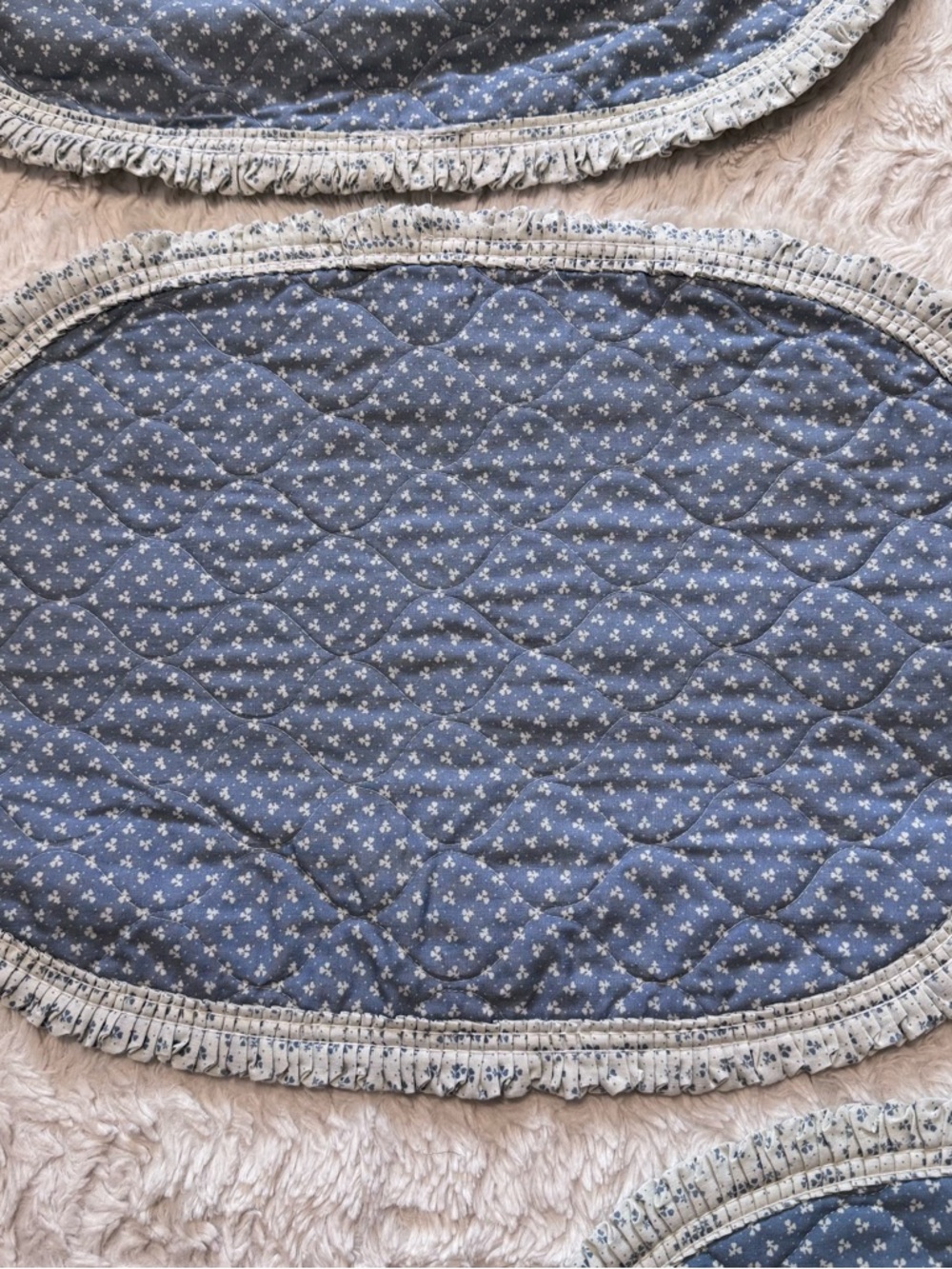 Vintage 70s Quilted Floral Ruffle Placemats Set of 5 Blue White Cottagecore - Picture 3 of 5